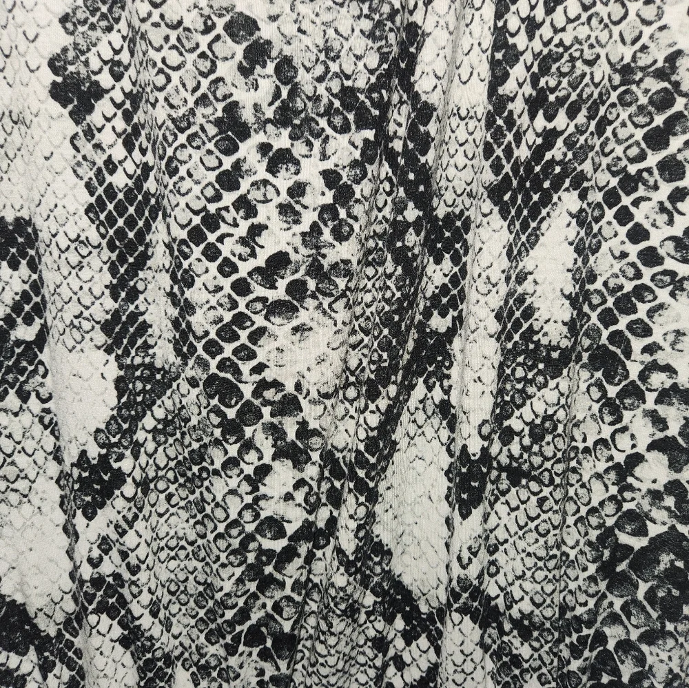 LuLaRoe XOE Jogger Jumpsuit Women’s 2XL Gray/Black Snake Short Sleeve EUC - Picture 4 of 4